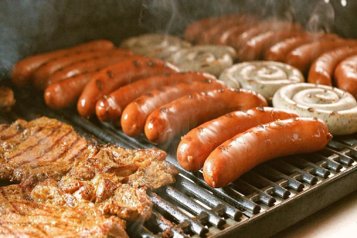 शाळेच्या कॅफेटेरियामध्ये मुस्लिम मुलांना खाऊ घातलं Pork,संतापलेल्या पालकांची शाळेबाहेरचं निदर्शनं