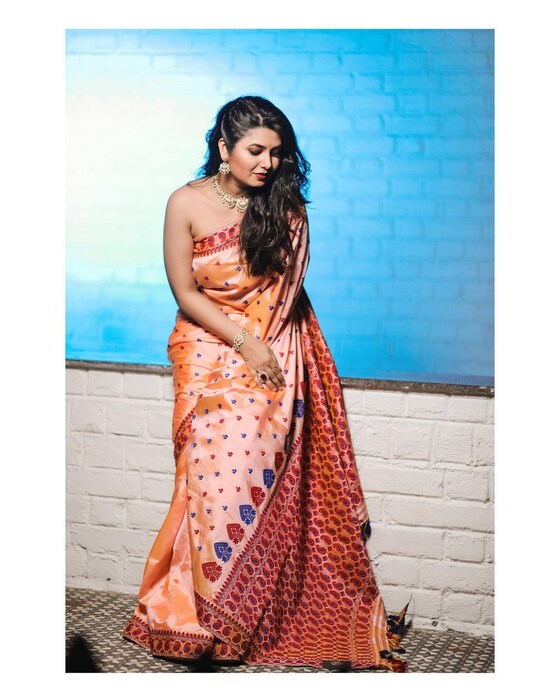 असे असले तरी सर्वाधिक कमेंट्स कौतुकाच्याच आहेत. 'तू खूप गोड दिसते आहेस', 'क्रश', 'छान दिसत आहे या साडीमध्ये', 'तू माझी ड्रीम गर्ल आहेस' अशा काही कमेंट्स तिच्या फोटोंवर येत आहेत