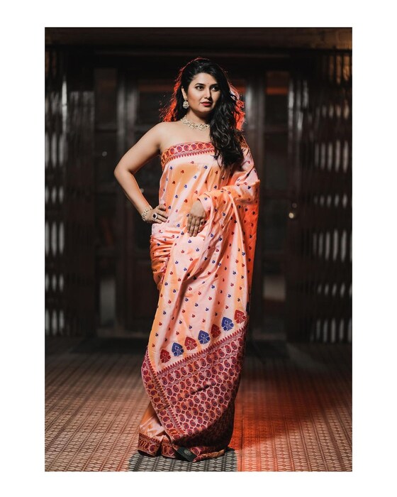 अभिनेत्रीने यावेळी शेअर केलेल्या काही फोटोंना 'शारद सुंदर चंदेरी राती…थंड या हवेत घेऊन कवेत…' अशी कॅप्शन दिली आहे. तिच्या या ट्रेडिशनल पण बोल्ड लुकवर चाहते कौतुकाचा वर्षाव करत आहेत. 