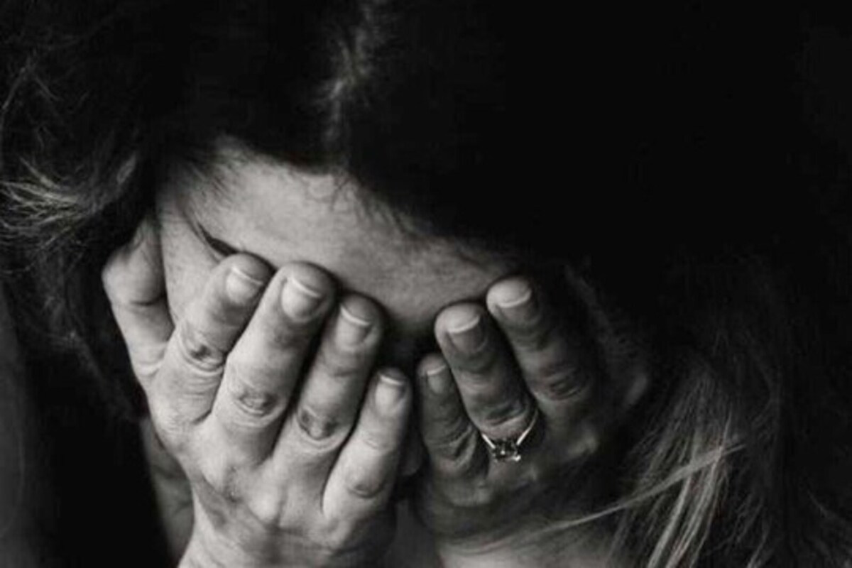 रात्री फोन करुन म्हणाला दारू पी आणि...; वैद्यकीय अधिकाऱ्याने केला सहकारी डॉक्टरचा विनयभंग