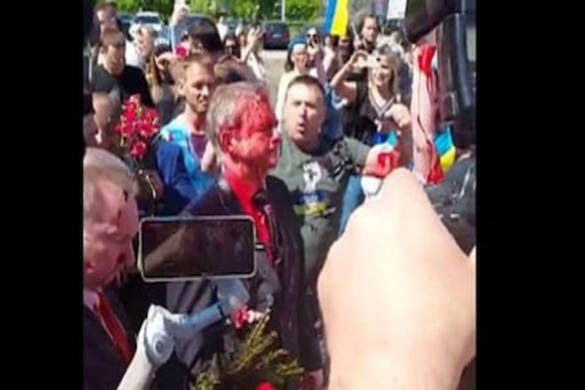 युक्रेनवरील हल्ल्याचा निषेध; पोलंडमधील संतप्त लोकांनी रशियन राजदूतावर फेकला लाल रंग