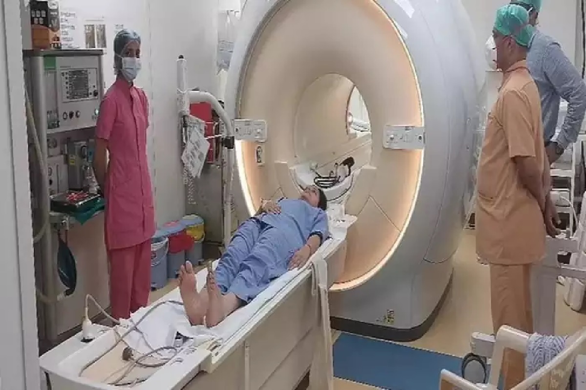 शिवसेना भडकली, नवनीत राणांच्या उपचारावर शिवसेनेचा आक्षेप; थेट गाठलं लीलावती रुग्णालय