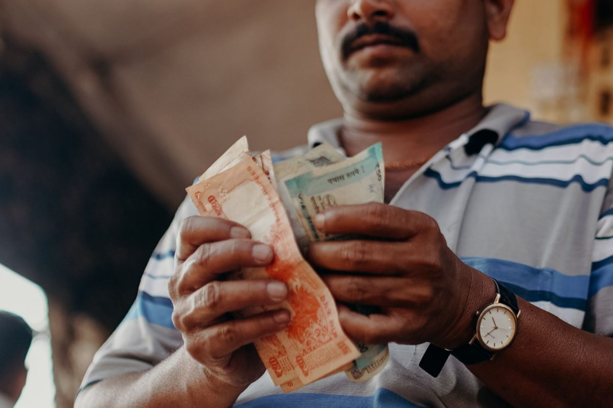 Explainer | रुपया कमकुवत किंवा मजबूत झाला तर काय होतं? सर्वसामान्यांवर कसा होतो परिणाम