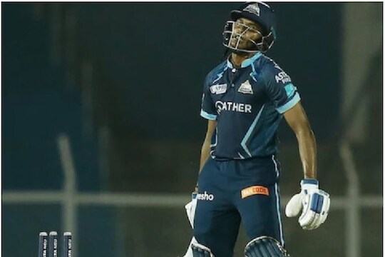 IPL 2022 : बॉल न लागता उडाला स्टम्प, गुजरातचा खेळाडू ठरला दुर्दैवी! पाहा VIDEO