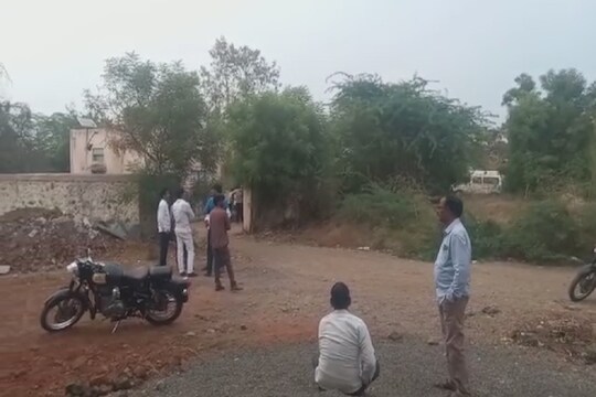खळबळजनक! आधी दोन चिमुकल्यांना विष पाजलं आणि मग आईने.... ; सोलापुरातील धक्कादायक घटना