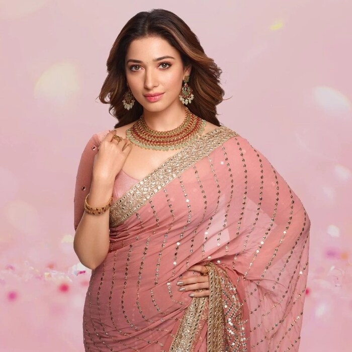Aagadu या महेश बाबूच्या सिनेमात अनुष्का शर्माला भूमिका ऑफर करण्यात आली होती. पण मीडिया रिपोर्टनुसार अनुष्का शर्माचे मानधन खूप होते, त्यामुळे ही भूमिका तमन्नाकडे गेली. 