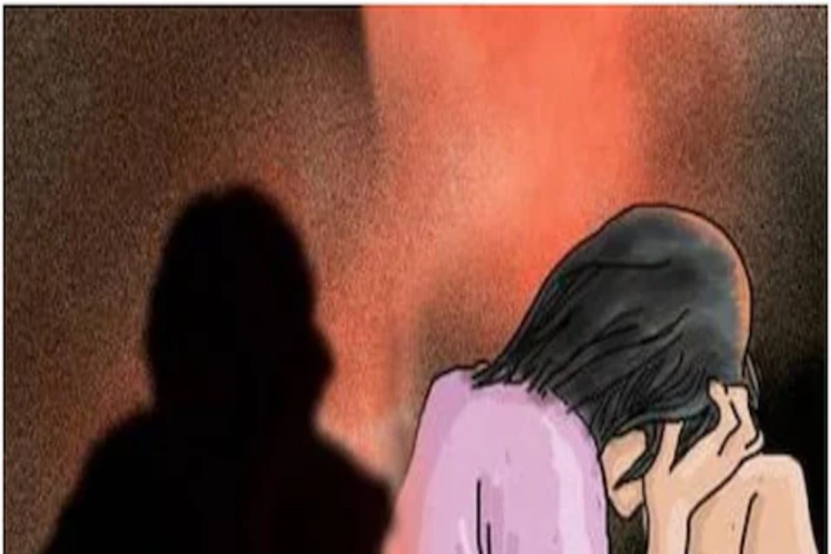 शेजाऱ्यानेच मुलींचा विनयभंग केल्याची आईची तक्रार, तिने विरोध केला म्हणून आरोपीने केला धक्कादायक प्रकार