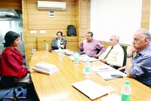 UPSC मुलाखतीवेळी महागात पडतील 'या' लहान चुका; अशा करा Avoid UPSC मुलाखतीवेळी महागात पडतील 'या' लहान चुका; अशा करा Avoid