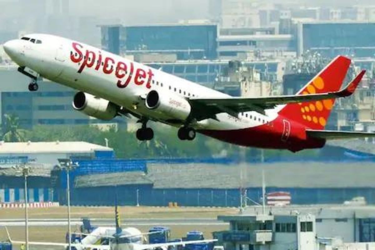 SpiceJet चं मुंबई-दुर्गापूर विमान लँडिंगदरम्यान वादळात सापडलं, अनेक प्रवासी जखमी