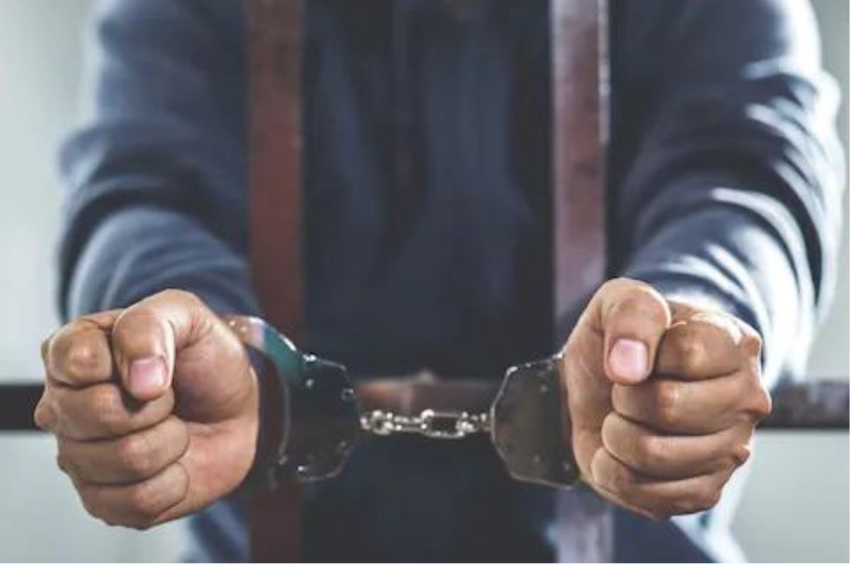 जुळ्या भावाला तुरुंगात ठेवून स्वतः बाहेर पडण्याच्या तयारीत होता कैदी; शेवटच्या क्षणी पलटला डाव