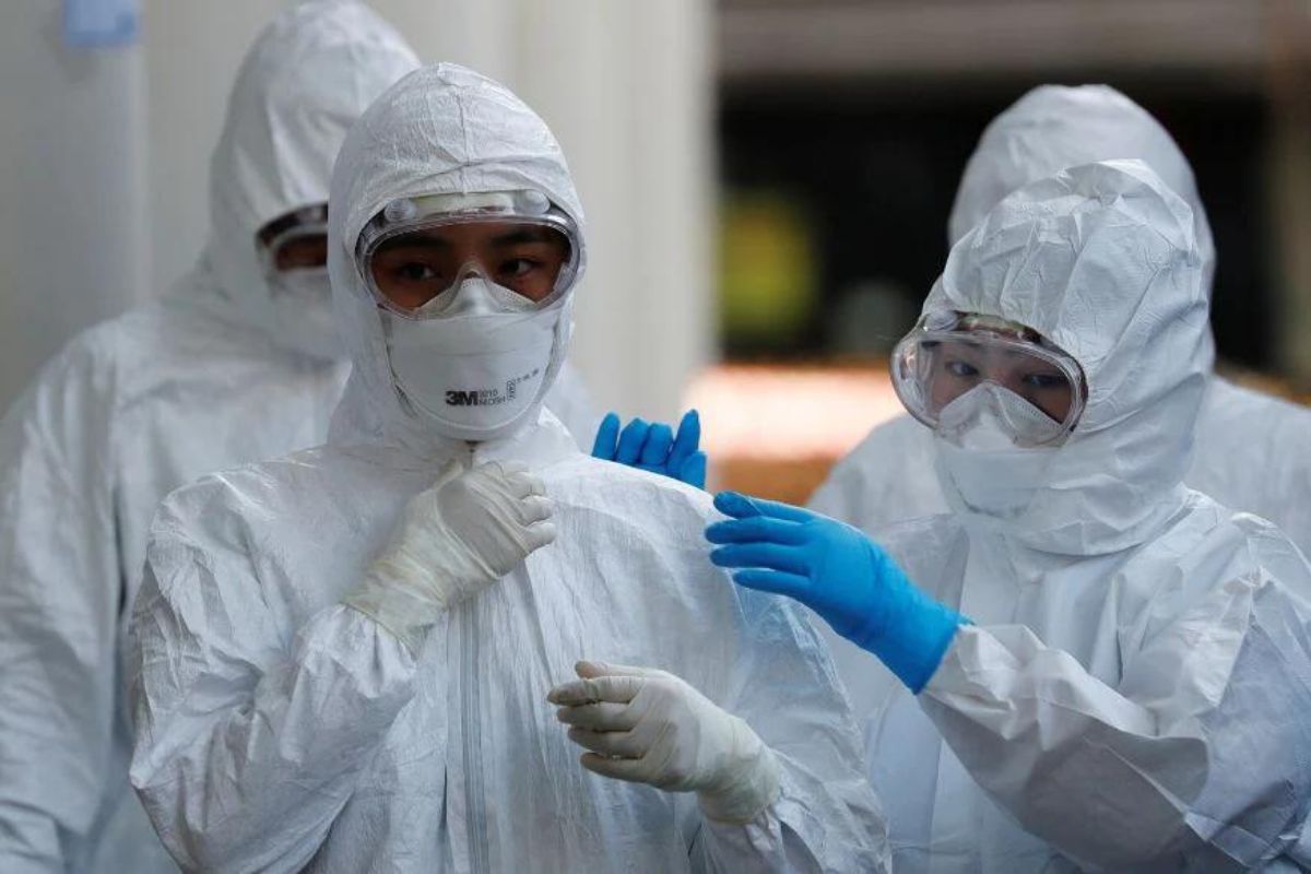 चीनमध्ये कोरोनाचा कहर; 21 कोटी लोक घरांमध्ये कैद, 73 वर्षांत पहिल्यांदाच घडली 'ही' गोष्ट