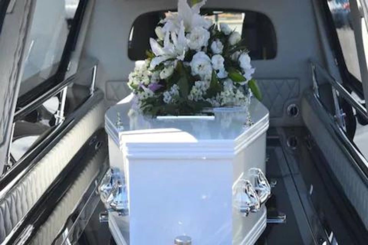 अजब घटना! महिलेच्या अंत्यसंस्कारावेळी अचानक शवपेटीतून येऊ लागला आवाज, अन्...