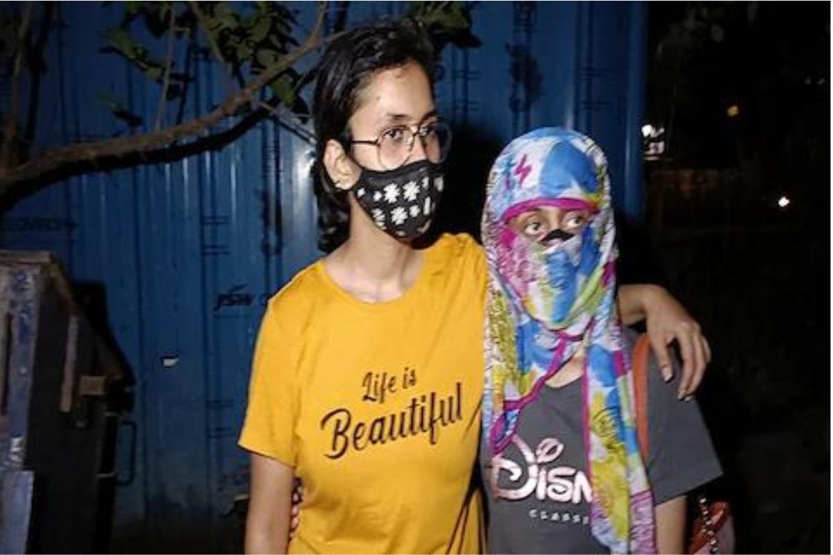 एकमेकींच्या प्रेमात आकंठ बुडाल्या तरुणी; लग्नासाठी घरातून पळून गेल्या पण शेवटी आलं वेगळंच वळण