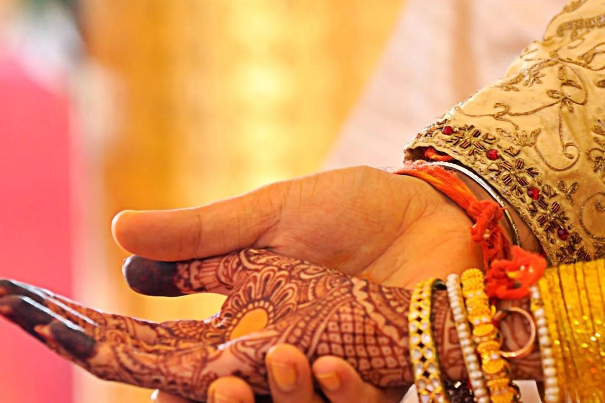 लग्नाचा दिवसच ठरला वेदनादायी; नवरदेवाच्या डोळ्यात अश्रू तर नवरीही चक्कर येऊन पडली, नेमकं काय घडलं?