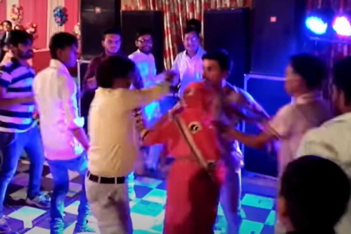 डान्स करण्यासाठी महिलेला हात पकडून स्टेजवर खेचलं अन्...; लग्नातच पाहुण्यांची तुफान हाणामारी, Video Viral
