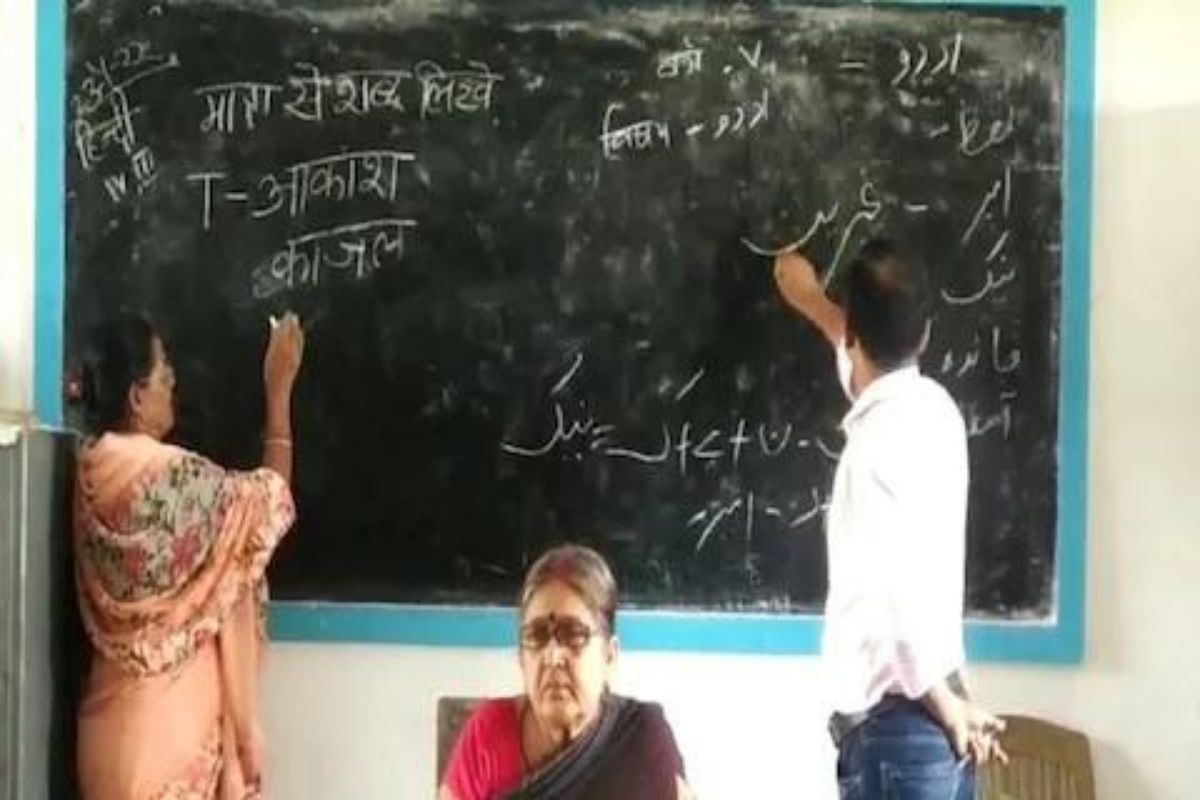 VIDEO: विद्यार्थ्यांच्या भविष्यासोबत खेळ! एकाच खोलीत पहिली ते पाचवीपर्यंतचे वर्ग; आतील दृश्य पाहून बसेल धक्का