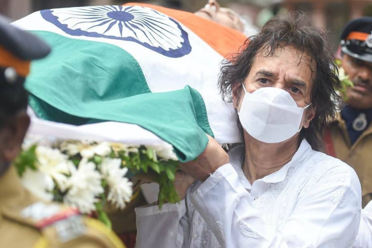 जळणाऱ्या चितेकडे एकटक बघत राहिले झाकीर हुसैन; पंडित शिवकुमार शर्मांच्या अंत्यविधीतले हृदयस्पर्शी फोटो