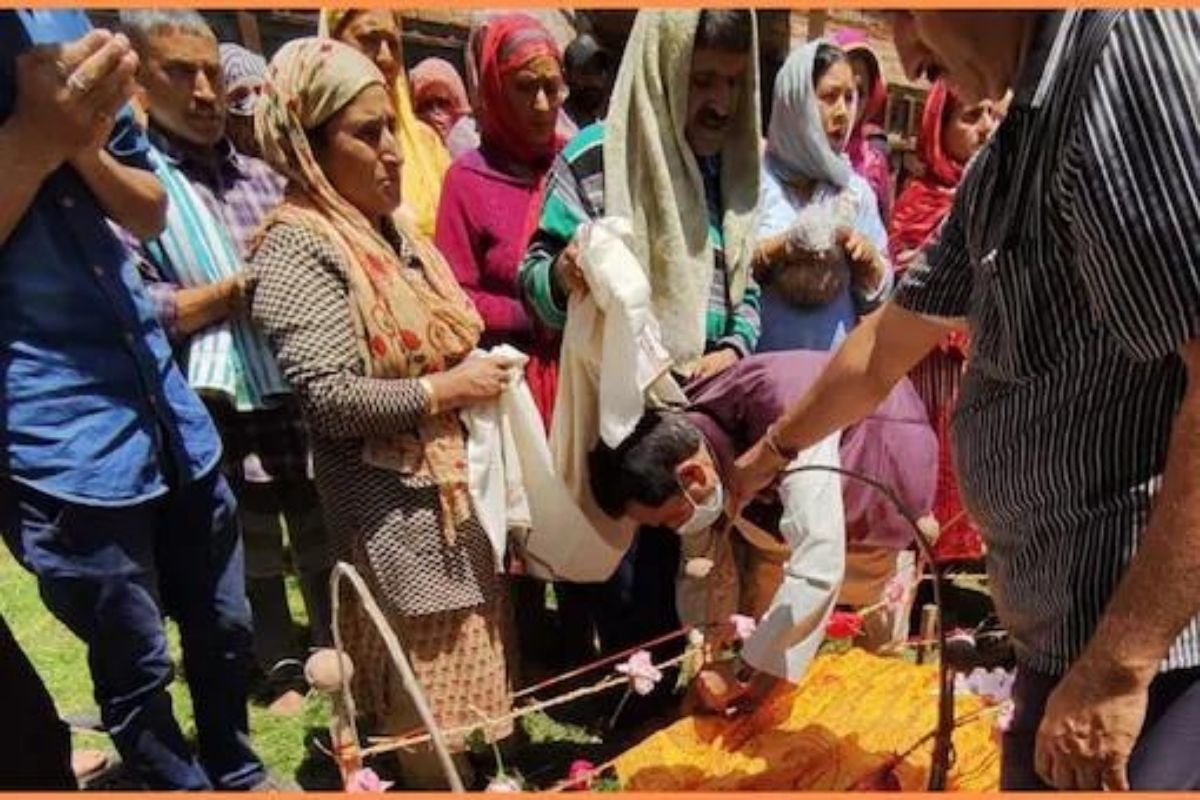 तणावादरम्यान काश्मीरमधून सकारात्मक बातमी; हिंदू महिलेसाठी पाणावले मुस्लीम बांधवांचे डोळे, सांगितलं खास नातं