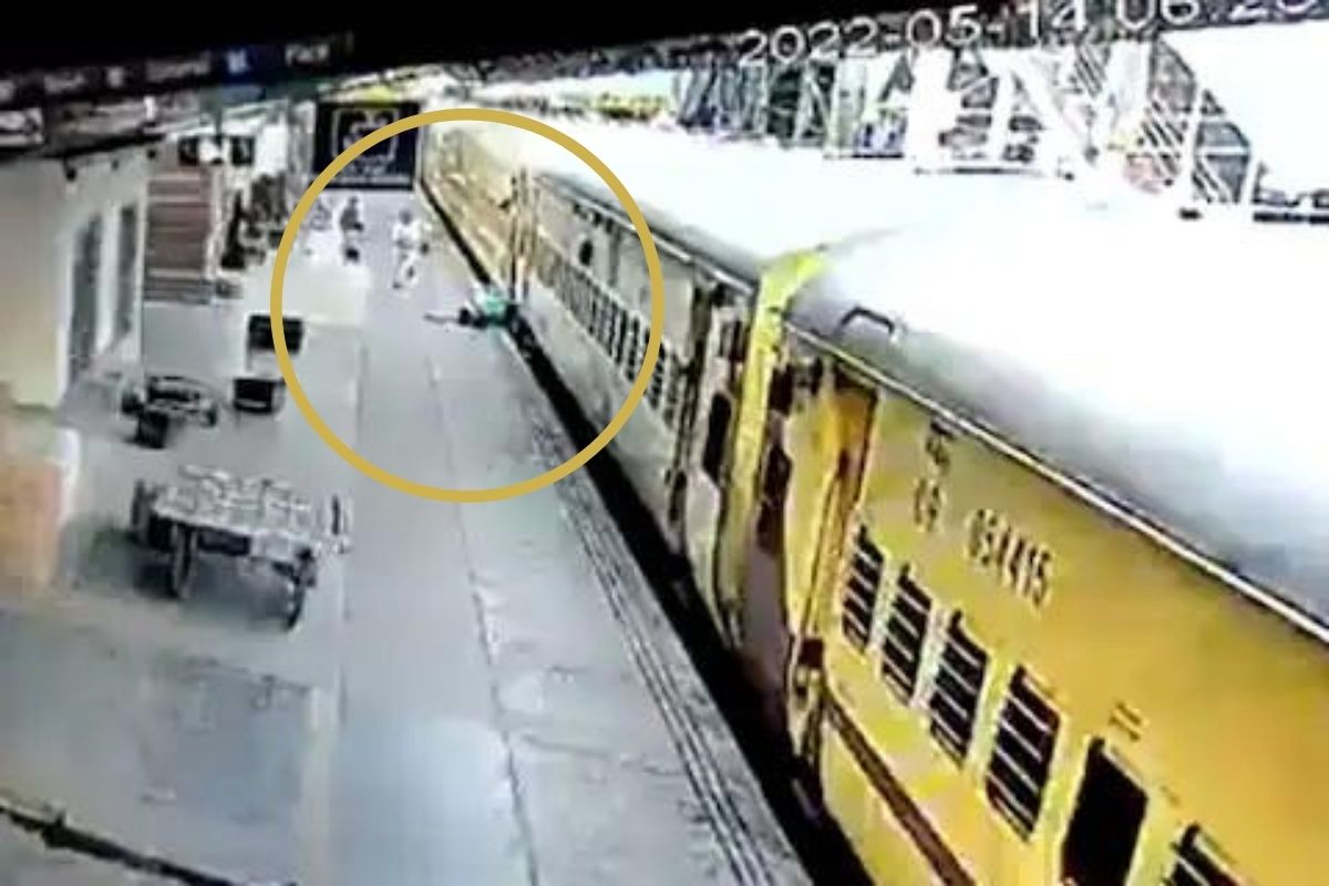 महिलेनं धावत्या ट्रेनमधून आधी मुलांना फेकलं, मग स्वतःही घेतली उडी अन्..., VIDEO पाहून उडेल थरकाप