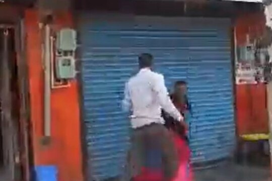 भर बाजारात महिला वकिलाला लाथा-बुक्क्यांनी जबर मारहाण; लोक फक्त बघत राहिले, संतापजनक VIDEO