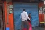 भर बाजारात महिला वकिलाला लाथा-बुक्क्यांनी जबर मारहाण; लोक फक्त बघत राहिले, VIDEO