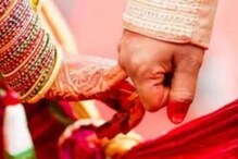 वरातीसह पोलीस ठाण्यात पोहोचला नवरदेव; केली अशी मागणी की नवरीचे कुटुंबीयही शॉक वरातीसह पोलीस ठाण्यात पोहोचला नवरदेव; केली अशी मागणी की नवरीचे कुटुंबीयही शॉक