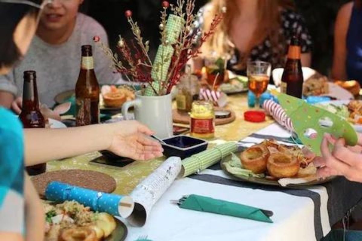 महिलेला पार्टीत आमंत्रित न करणं सहकाऱ्यांना भोवलं; द्यावी लागली 72 लाखाची नुकसान भरपाई