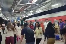 रेल्वेनं दिलं असं सरप्राईज की प्रवाशांचा आनंद गगनात मावेना; करू लागले गरबा,VIDEO रेल्वेनं दिलं असं सरप्राईज की प्रवाशांचा आनंद गगनात मावेना; करू लागले गरबा,VIDEO