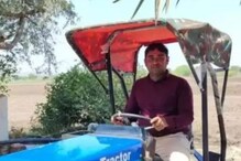 पेट्रोल-डिझेलची गरज नाही! शेतकऱ्याने बनवला बॅटरीवर चालणारा ट्रॅक्टर पेट्रोल-डिझेलची गरज नाही! शेतकऱ्याने बनवला बॅटरीवर चालणारा ट्रॅक्टर