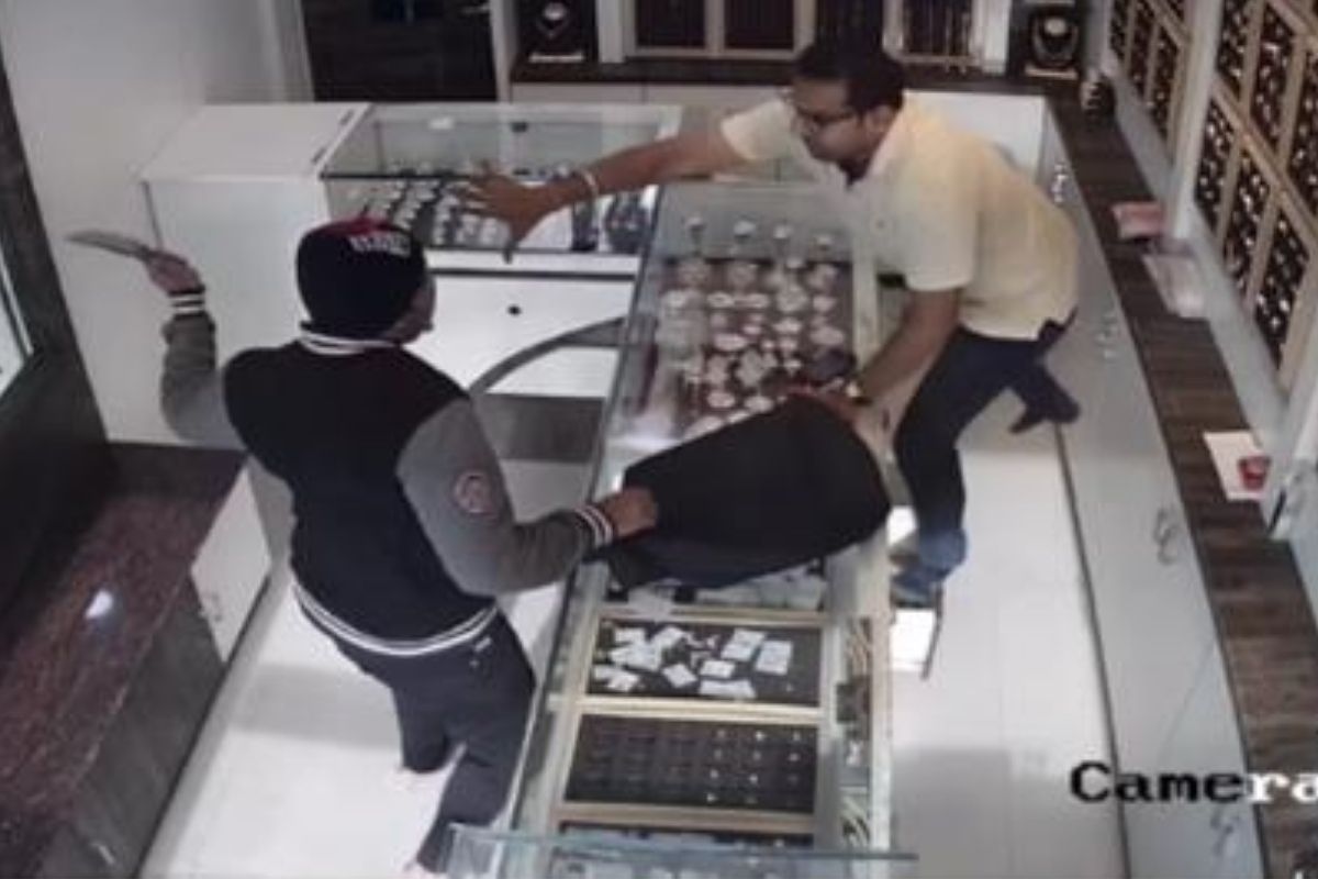 दिवसाढवळ्या दुकानात सराफ व्यापाऱ्यावर चाकूने हल्ला, पुण्यातील घटनेचा LIVE VIDEO