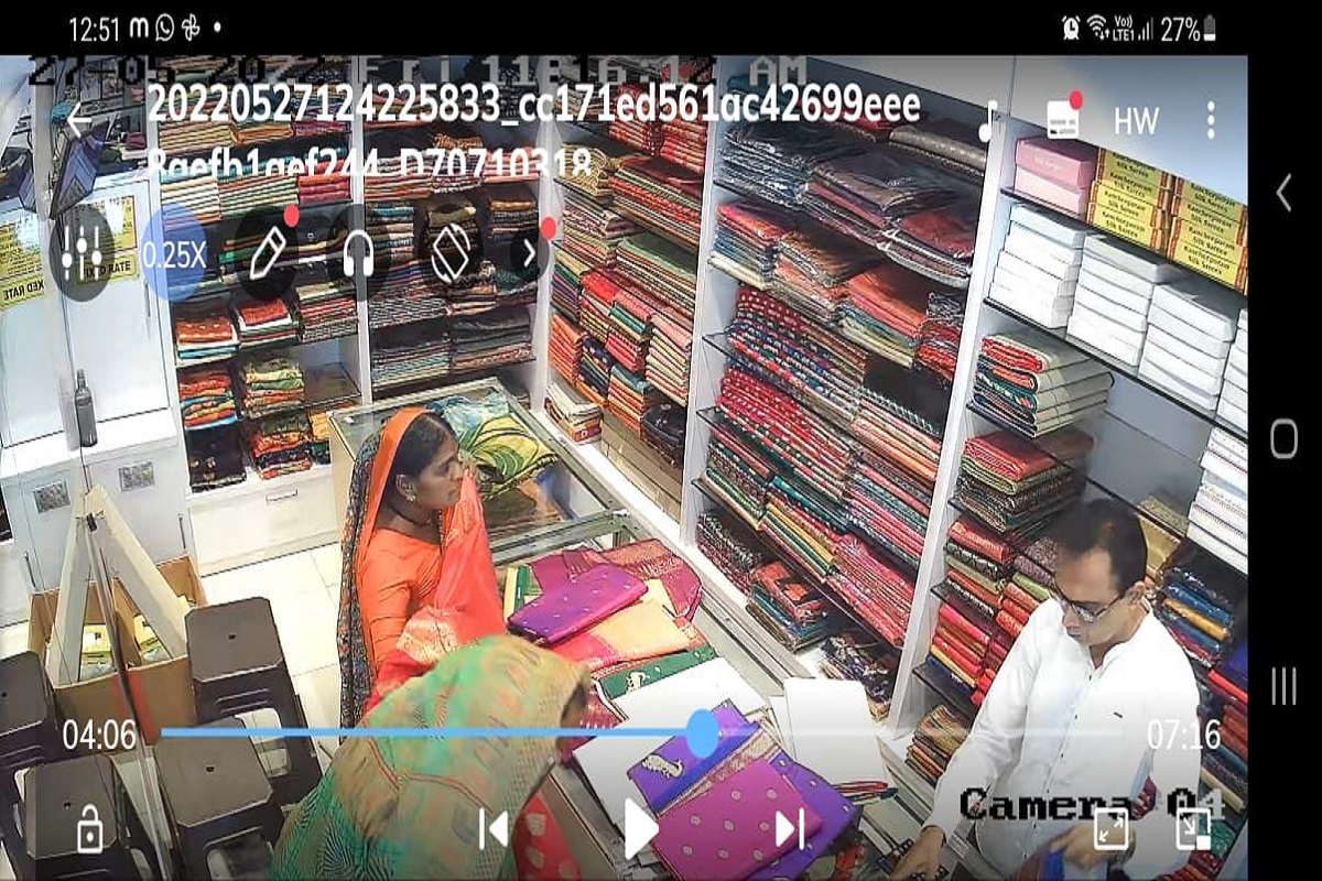 90 हजारांच्या पैठण्या चोरताना कॅमेऱ्यात कैद झाल्या दोन महिला, Live Video