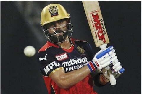 आयपीएल 2022 मध्ये (IPL 2022) विराट कोहलीची (Virat Kohli) निराशाजनक कामगिरी सुरूच आहे. क्वालिफायर-2 च्या सामन्यात राजस्थान रॉयल्सविरुद्ध (RCB vs Rajasthan Royals) खेळताना विराट कोहली 8 बॉलमध्ये 7 रन करून आऊट झाला.