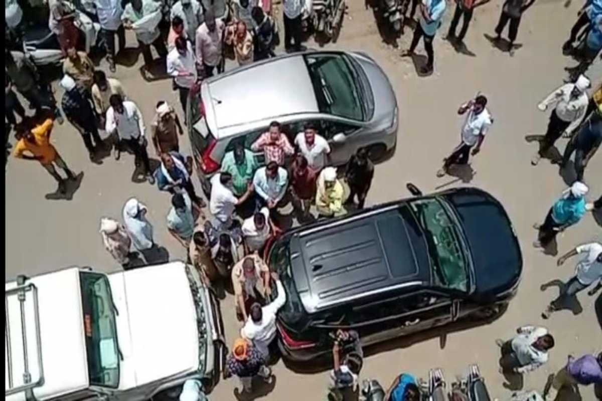 जळगावात राडा, पतसंस्थेच्या चेअरमनपदाच्या निवडणुकीत दोघांची बंडखोरी, मोठा गदारोळ