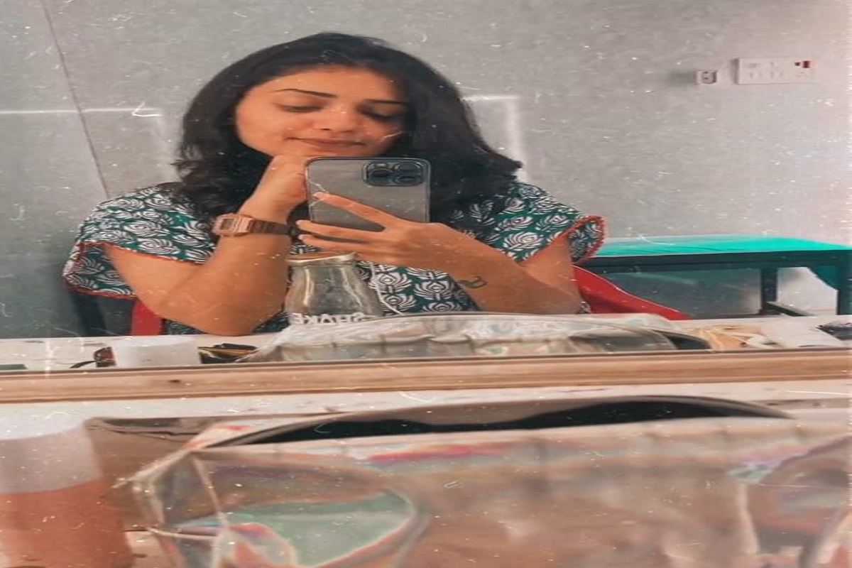 बॅक टू सेट! लग्नानंतर हृता लागली कामाला; नाटकाच्या प्रयोगानंतर मालिकेच्या शुटींगला सुरुवात