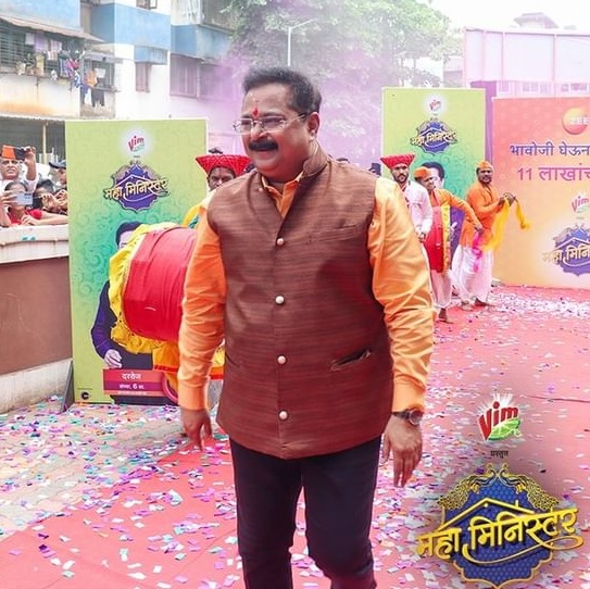 आदेश भावोजी महामिनिस्टरच्या रत्नागिरी केद्रांवर दाखल होताच त्यांचं ढोल ताशांच्या गजरात स्वागत करण्यात आलं. गुलालाची उधळण करण्यात आली.   