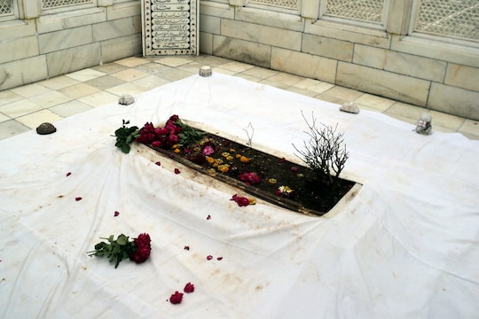 
औरंगाबाद जवळील खुलताबाद येथे काही काळ तणावाचे वातावरण निर्माण झाले होते. काही लोक औरंगजेबच्या कबरीवर चाल करून जाणार अशी अफवा पसरली होती. 