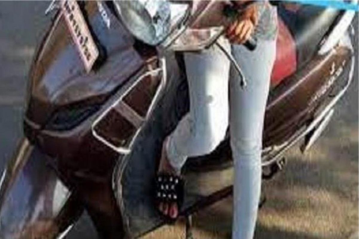 Activa वरुन जाणाऱ्या तरुणीला थांबवलं; तपासादरम्यान पोलीस हैराण!