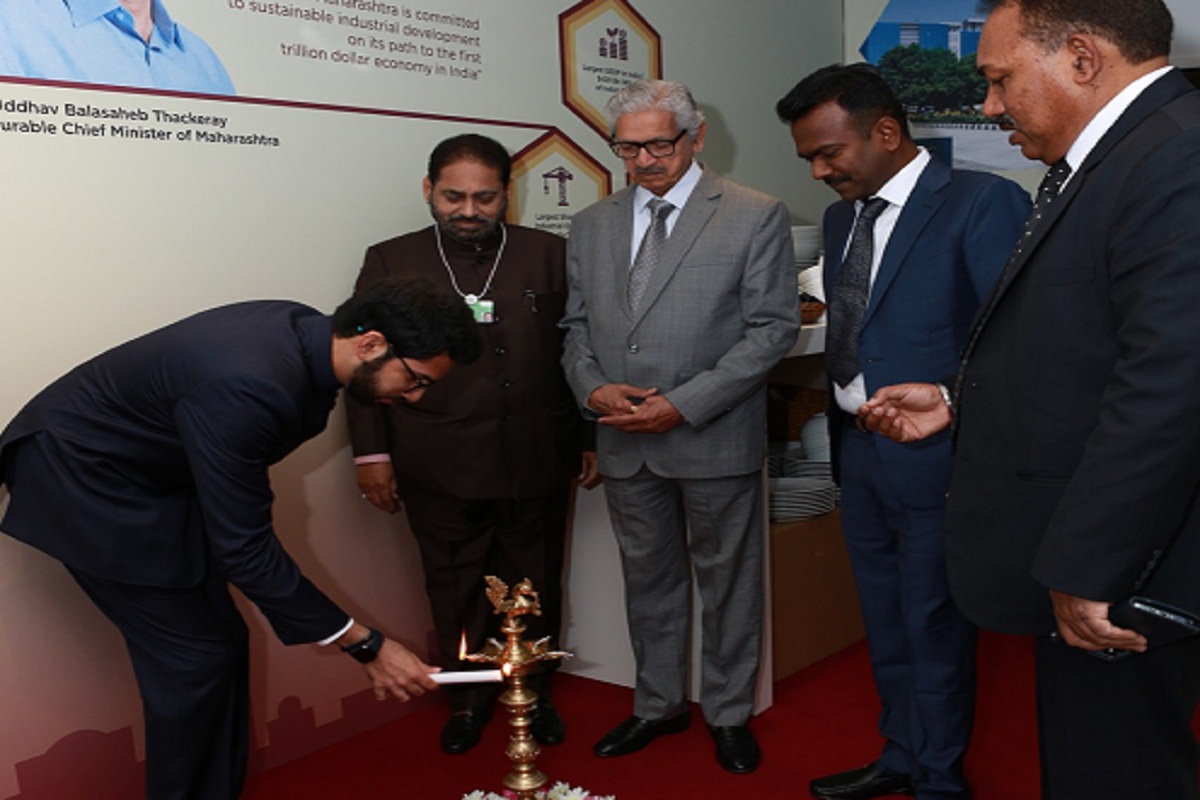 WEF : राज्याचं शिष्टमंडळ दावोसमध्ये, सरकारला विविध क्षेत्रांत 25,000 कोटींच्या गुंतवणुकीची अपेक्षा