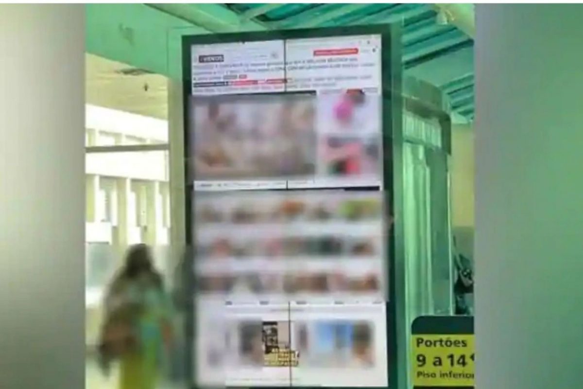 एअरपोर्टच्या डिस्प्ले स्क्रीनवर अचानक सुरू झाले अश्लील दृश्य; प्रवासी हैराण