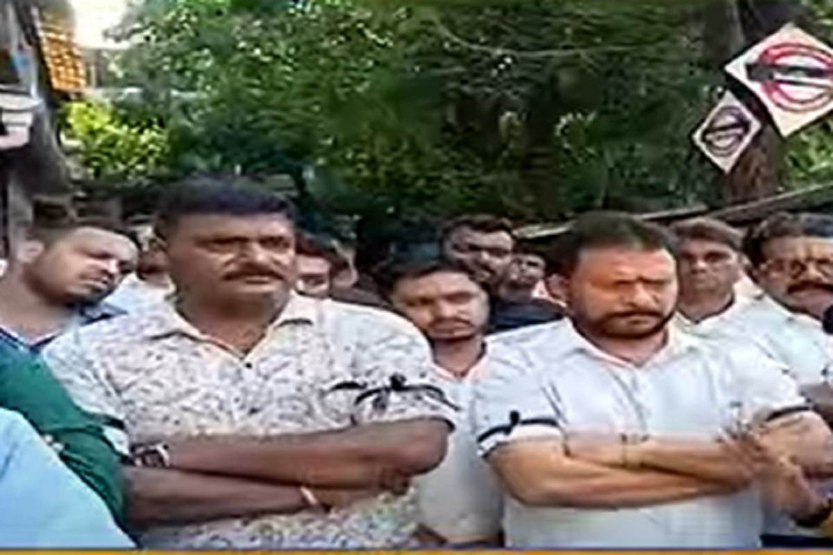 LIVE : हाताला काळ्या फिती, डोळ्यांमध्ये संताप, शिवसैनिक अनिल परबांच्या घराबाहेर, पोलीसही सतर्क, Live Video