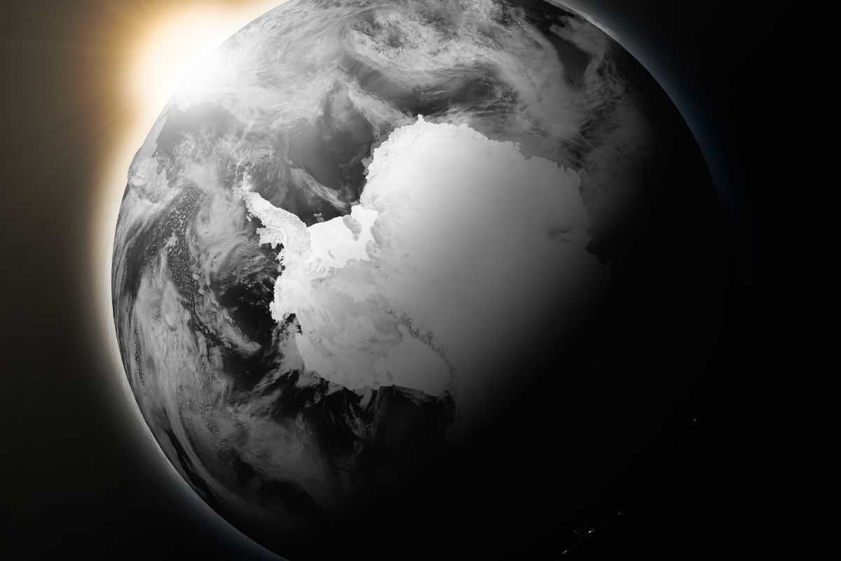 अंटार्क्टिकामध्ये तब्बल 4 महिन्यांची काळोखी रात्र सुरू, अंतराळवीरांसाठी असते उत्तम संधी