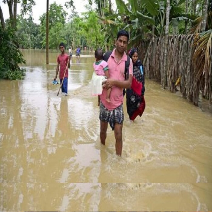 वादळी पावसामुळे राज्यात मोठ्या प्रमाणात नुकसान झाले आहे. पूर आणि भूस्खलनामुळे (Landslide in Assam) आतापर्यंत 7 जणांचा मृत्यू झाला आहे. अनेक गावांतून दळणवळण पूर्णपणे बंद आहे. हाफलाँगकडे जाणारे सर्व रस्ते आणि रेल्वे मार्ग 15 मेपासून बंद आहेत. 