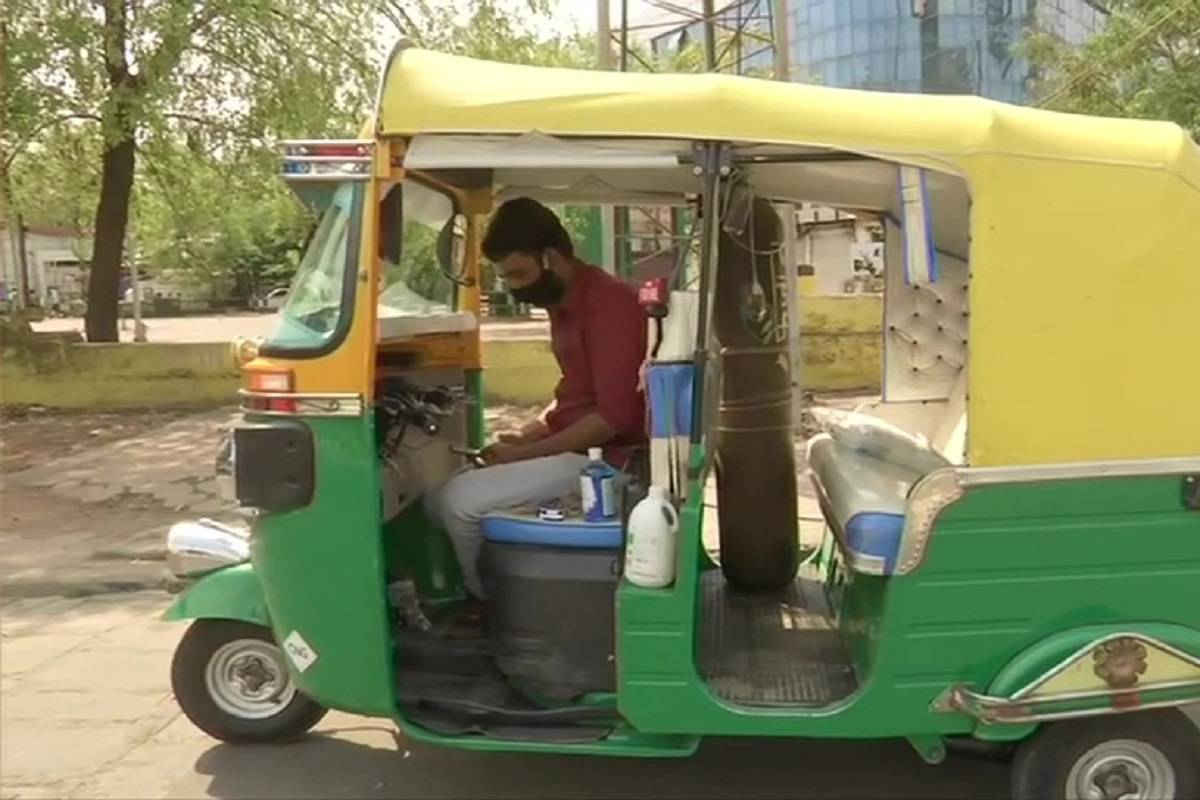 कोरोना संकटात पत्नीचे दागिने विकून जावेदने ऑटोला बनवलं Ambulance, आता बलात्काराचा गुन्हा दाखल