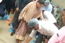 VIDEO: महिला मंत्र्याचा प्रताप; कर्मचाऱ्याला सांगितले शूजचे डिस्पोजेबल काढायला VIDEO: महिला मंत्र्याचा प्रताप; कर्मचाऱ्याला सांगितले शूजचे डिस्पोजेबल काढायला