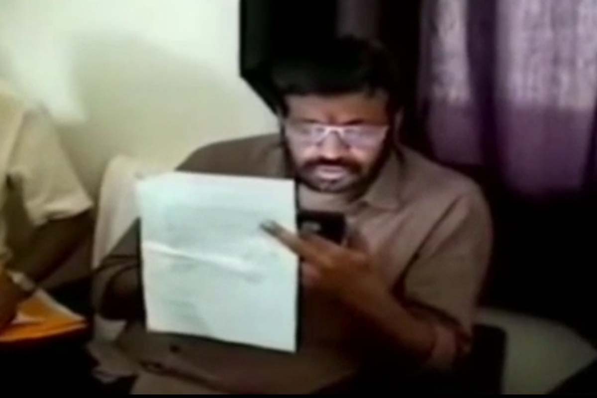 'महावितरणचा कोण अभियंता आहे, पाच-पाच वर्ष काम करत नाही. वाटतंय काय त्याला, आज उद्या हे काम केलं पाहिजे.