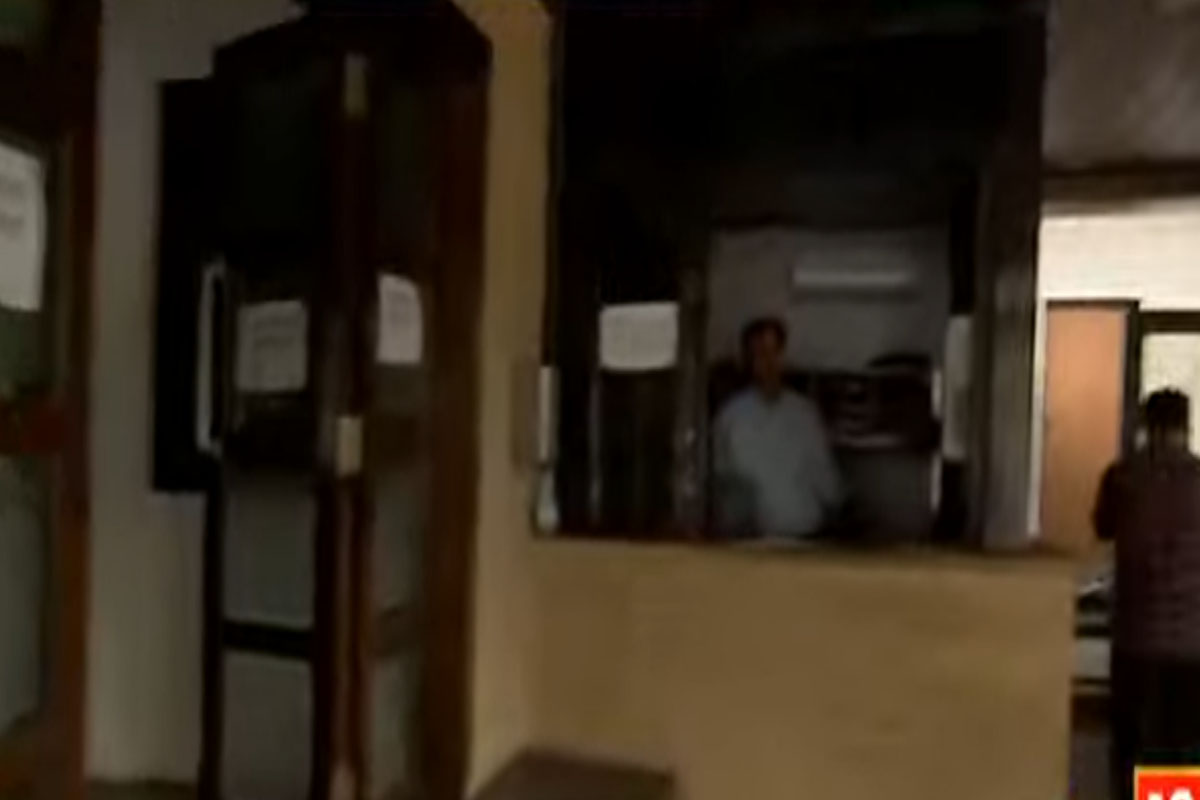 मंत्रालयासमोरील अनेक मंत्र्यांच्या बंगल्यात आज संध्याकाळी अचानक वीज पुरवठा खंडीत झाला