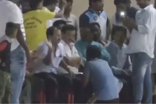 बार्शीत एका क्रिकेटच्या सामन्याच्या कार्यक्रमावेळी आमदार राजेंद्र राऊत यांच्या पाया पडण्यासाठी एक कार्यकर्ता आला होता.