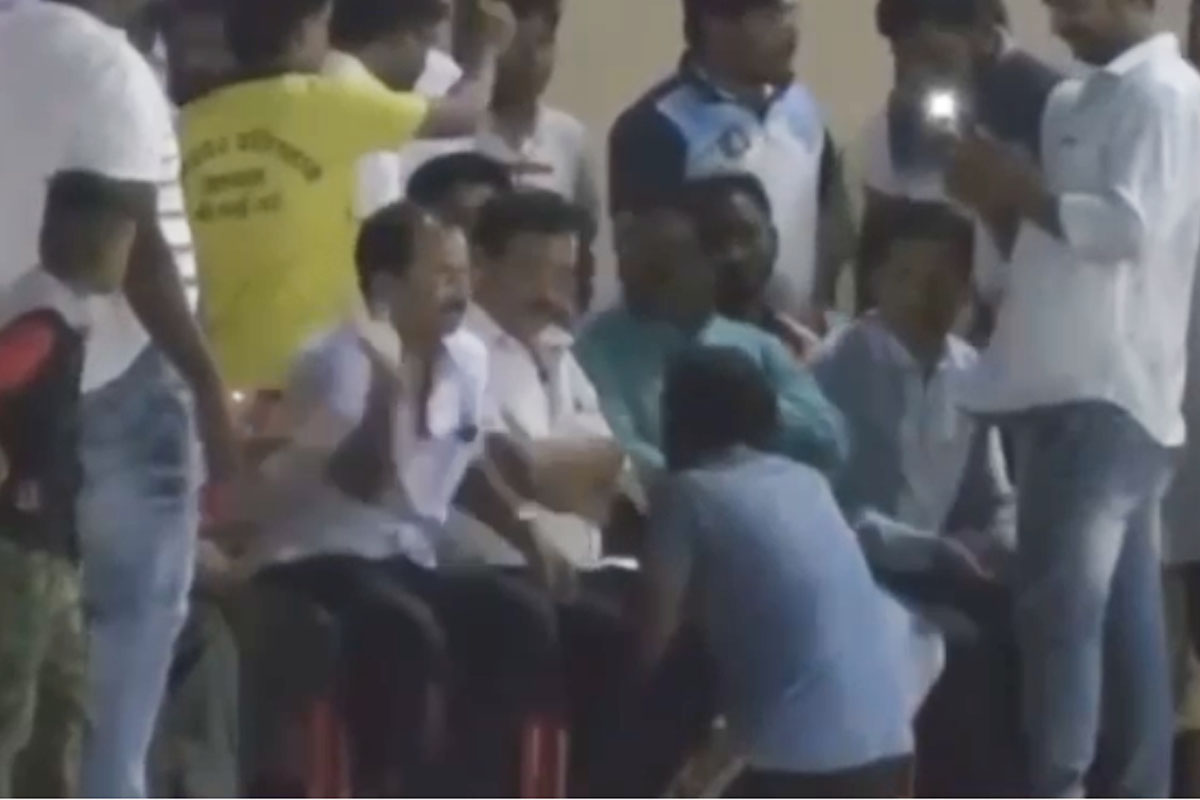 बार्शीत एका क्रिकेटच्या सामन्याच्या कार्यक्रमावेळी आमदार राजेंद्र राऊत यांच्या पाया पडण्यासाठी एक कार्यकर्ता आला होता.