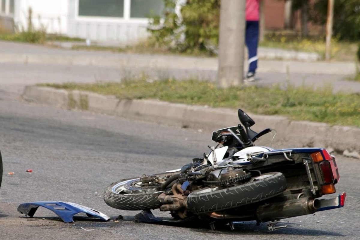 काळजाला चटका! ड्रायव्हिंग लायसन्सचं वयंही नव्हतं, एकाच बाईकवर चार विद्यार्थ्यांचा प्रवास, अपघात झाला अन...