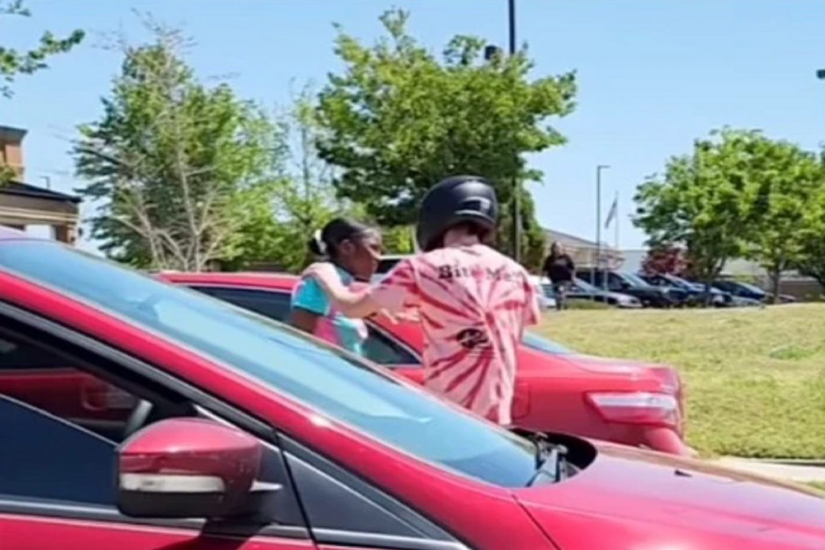 बाईकला धडक देणाऱ्या महिला कार चालकासोबत तरुणाचं शॉकिंग कृत्य; हैराण करणारा VIDEO